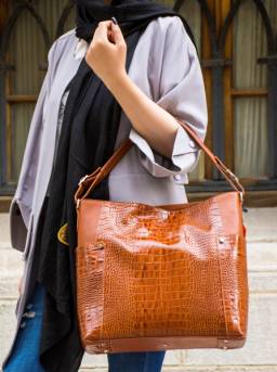 کیف دوشی زنانه پارینه چرم مدل V206